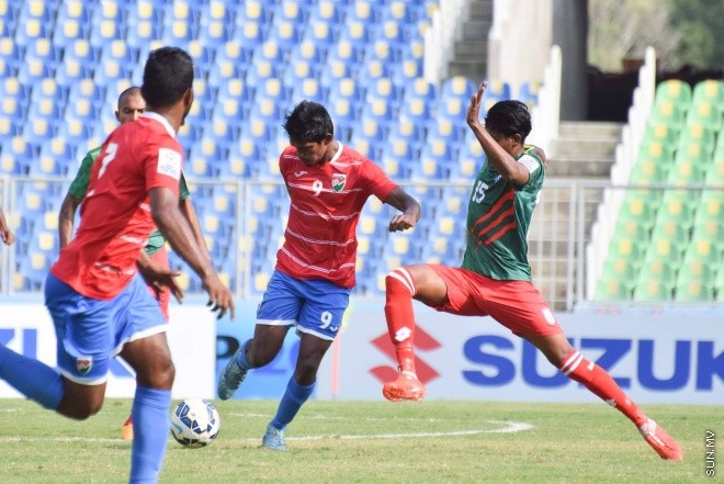 ޑިސެމްބަރު 26، 2015؛ އިންޑިއާގެ ޓްރިވެންޑްރަމްގައި ކުރިއަށްދާ ސާފް ސުޒުކީ ކަޕްގައި ރާއްޖެ އާއި ބަނގުލަދޭޝް ބައްދަލު ކުރި މެޗުގެ ތެރެއިން-- ސަން ފޮޓޯ/ ފަޔާޒު މޫސާ