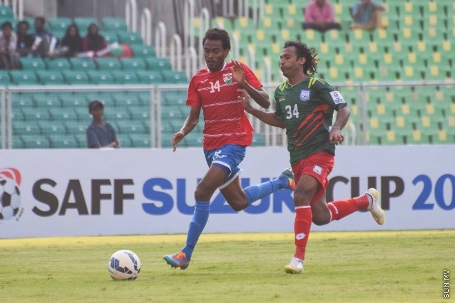 ޑިސެމްބަރު 26، 2015؛ އިންޑިއާގެ ޓްރިވެންޑްރަމްގައި ކުރިއަށްދާ ސާފް ސުޒުކީ ކަޕްގައި ރާއްޖެ އާއި ބަނގުލަދޭޝް ބައްދަލު ކުރި މެޗުގެ ތެރެއިން-- ސަން ފޮޓޯ/ ފަޔާޒު މޫސާ