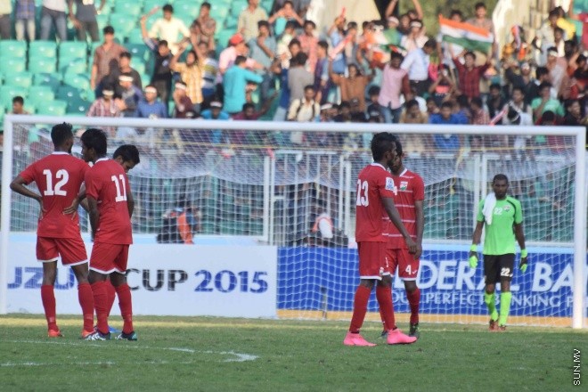 ޑިސެމްބަރ 31، 2015: ސާފް ސުޒުކީ ކަޕް ސެމީ ފައިނަލް ފުރަތަމަ މެޗުގައި ދިވެހި ރާއްޖެ އާއި އިންޑިއާ ބައްދަލުކުރި މެޗުގެ ތެރެއިން -- ސަން ފޮޓޯ/ ފަޔާޒު މޫސާ