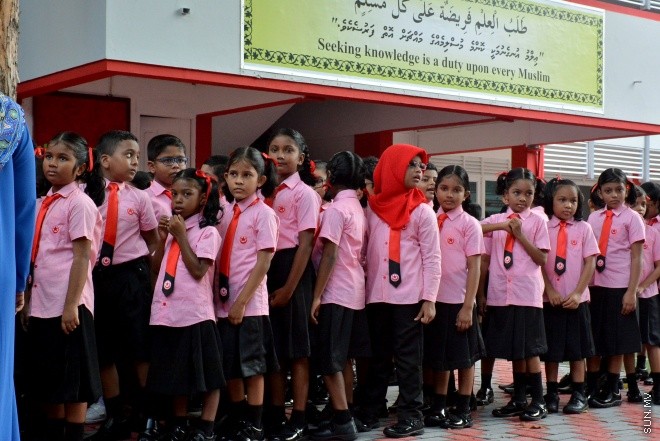 13 ޖެނުއަރީ 2016: ދިރާސީ އާ އަހަރުގެ ކިޔެވުން ފެށުން. އިސްކަންދަރު ސްކޫލްގެ ދަރިވަރުންތަކެއް އެ ސްކޫލްގެ އެސެމްބްލީގައި --- ސަން ފޮޓޯ: އަހްމަދު މުޖްތަބާ