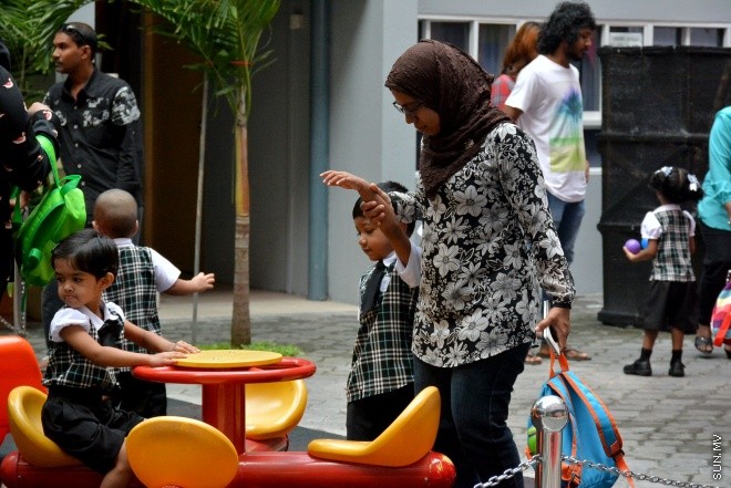 13 ޖެނުއަރީ 2016: ދިރާސީ އާ އަހަރުގެ ކިޔެވުން ފެށުން. އަހްމަދިއްޔާ އިންޓަނޭޝަނަލް ސްކޫލްގައި ޕްރީސްކޫލް ދަރިވަރުންތަކެއް ކުޅެނީ --- ސަން ފޮޓޯ: އަހްމަދު މުޖްތަބާ