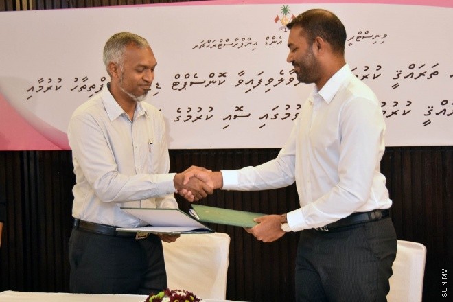 ޖެނުވަރީ 25، 2016: ސަލްޓަން ޕާކު ތަރައްގީކުރުމުގެ މަސައްކަތް އެމްޓީސީސީ އާއި ހަވާލުކުރުމަށް ބޭއްވި ރަސްމިއްޔާތުގެ ތެރެއިން ---- ސަން ފޮޓޯ/ އަހުމަދު ޝަރުވާން 