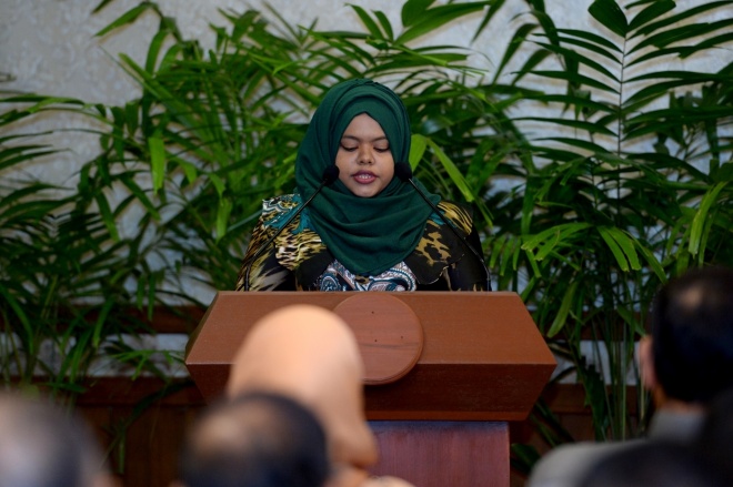 26 ޖަނަވަރީ 2016. އީސުލްޖުމްހޫރިއްޔާ، ރަން ދިހަފަހެއް ނޫޓް ސީރީޒް ދައުރުކުރުން ރަސްމީކޮށް އިފްތިތާޙުކޮށްދެއްވުން. ރާއްޖޭގެ އާ ނޫޓް ސީރީޒްގައި ހިމެނެނި 10 ރުފިޔާއާއި، 20 ރުފިޔާއާއި، 50 ރުފިޔާއާއި، 100 ރުފިޔާއާއި، 500 ރުފިޔާއާއި، 1000 ރުފިޔާ -- ފޮޓޯ: ރައީސް އޮފީސް