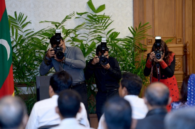 26 ޖަނަވަރީ 2016. އީސުލްޖުމްހޫރިއްޔާ، ރަން ދިހަފަހެއް ނޫޓް ސީރީޒް ދައުރުކުރުން ރަސްމީކޮށް އިފްތިތާޙުކޮށްދެއްވުން. ރާއްޖޭގެ އާ ނޫޓް ސީރީޒްގައި ހިމެނެނި 10 ރުފިޔާއާއި، 20 ރުފިޔާއާއި، 50 ރުފިޔާއާއި، 100 ރުފިޔާއާއި، 500 ރުފިޔާއާއި، 1000 ރުފިޔާ -- ފޮޓޯ: ރައީސް އޮފީސް