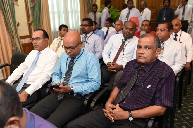 26 ޖަނަވަރީ 2016. އީސުލްޖުމްހޫރިއްޔާ، ރަން ދިހަފަހެއް ނޫޓް ސީރީޒް ދައުރުކުރުން ރަސްމީކޮށް އިފްތިތާޙުކޮށްދެއްވުން. ރާއްޖޭގެ އާ ނޫޓް ސީރީޒްގައި ހިމެނެނި 10 ރުފިޔާއާއި، 20 ރުފިޔާއާއި، 50 ރުފިޔާއާއި، 100 ރުފިޔާއާއި، 500 ރުފިޔާއާއި، 1000 ރުފިޔާ -- ފޮޓޯ: ރައީސް އޮފީސް