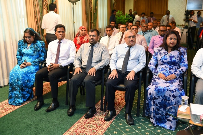 26 ޖަނަވަރީ 2016. އީސުލްޖުމްހޫރިއްޔާ، ރަން ދިހަފަހެއް ނޫޓް ސީރީޒް ދައުރުކުރުން ރަސްމީކޮށް އިފްތިތާޙުކޮށްދެއްވުން. ރާއްޖޭގެ އާ ނޫޓް ސީރީޒްގައި ހިމެނެނި 10 ރުފިޔާއާއި، 20 ރުފިޔާއާއި، 50 ރުފިޔާއާއި، 100 ރުފިޔާއާއި، 500 ރުފިޔާއާއި، 1000 ރުފިޔާ -- ފޮޓޯ: ރައީސް އޮފީސް