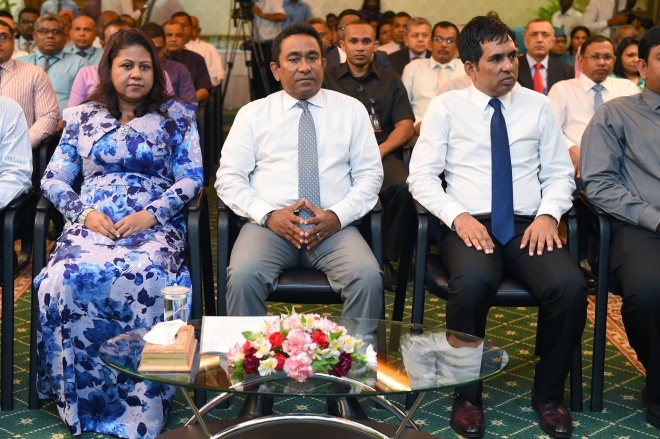 26 ޖަނަވަރީ 2016. އީސުލްޖުމްހޫރިއްޔާ، ރަން ދިހަފަހެއް ނޫޓް ސީރީޒް ދައުރުކުރުން ރަސްމީކޮށް އިފްތިތާޙުކޮށްދެއްވުން. ރާއްޖޭގެ އާ ނޫޓް ސީރީޒްގައި ހިމެނެނި 10 ރުފިޔާއާއި، 20 ރުފިޔާއާއި، 50 ރުފިޔާއާއި، 100 ރުފިޔާއާއި، 500 ރުފިޔާއާއި، 1000 ރުފިޔާ -- ފޮޓޯ: ރައީސް އޮފީސް