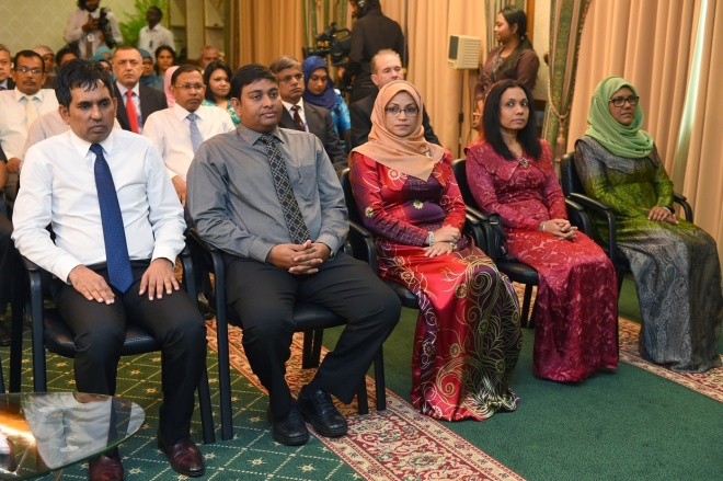 26 ޖަނަވަރީ 2016. އީސުލްޖުމްހޫރިއްޔާ، ރަން ދިހަފަހެއް ނޫޓް ސީރީޒް ދައުރުކުރުން ރަސްމީކޮށް އިފްތިތާޙުކޮށްދެއްވުން. ރާއްޖޭގެ އާ ނޫޓް ސީރީޒްގައި ހިމެނެނި 10 ރުފިޔާއާއި، 20 ރުފިޔާއާއި، 50 ރުފިޔާއާއި، 100 ރުފިޔާއާއި، 500 ރުފިޔާއާއި، 1000 ރުފިޔާ -- ފޮޓޯ: ރައީސް އޮފީސް