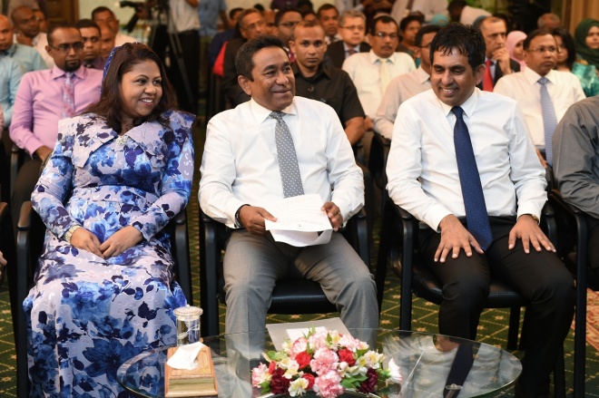 26 ޖަނަވަރީ 2016. އީސުލްޖުމްހޫރިއްޔާ، ރަން ދިހަފަހެއް ނޫޓް ސީރީޒް ދައުރުކުރުން ރަސްމީކޮށް އިފްތިތާޙުކޮށްދެއްވުން. ރާއްޖޭގެ އާ ނޫޓް ސީރީޒްގައި ހިމެނެނި 10 ރުފިޔާއާއި، 20 ރުފިޔާއާއި، 50 ރުފިޔާއާއި، 100 ރުފިޔާއާއި، 500 ރުފިޔާއާއި، 1000 ރުފިޔާ -- ފޮޓޯ: ރައީސް އޮފީސް