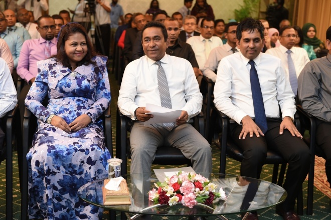 26 ޖަނަވަރީ 2016. އީސުލްޖުމްހޫރިއްޔާ، ރަން ދިހަފަހެއް ނޫޓް ސީރީޒް ދައުރުކުރުން ރަސްމީކޮށް އިފްތިތާޙުކޮށްދެއްވުން. ރާއްޖޭގެ އާ ނޫޓް ސީރީޒްގައި ހިމެނެނި 10 ރުފިޔާއާއި، 20 ރުފިޔާއާއި، 50 ރުފިޔާއާއި، 100 ރުފިޔާއާއި، 500 ރުފިޔާއާއި، 1000 ރުފިޔާ -- ފޮޓޯ: ރައީސް އޮފީސް