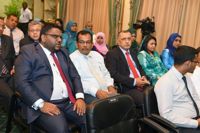 26 ޖަނަވަރީ 2016: ރައީސުލްޖުމްހޫރިއްޔާ، ރަން ދިހަފަހެއް ނޫޓް ސީރީޒް ދައުރުކުރުން ރަސްމީކޮށް އިފްތިތާޙުކޮށްދެއްވުން. ރާއްޖޭގެ އާ ނޫޓް ސީރީޒްގައި ހިމެނެނި 10 ރުފިޔާއާއި، 20 ރުފިޔާއާއި، 50 ރުފިޔާއާއި، 100 ރުފިޔާއާއި، 500 ރުފިޔާއާއި، 1000 ރުފިޔާ -- ފޮޓޯ: ރައީސް އޮފީސް