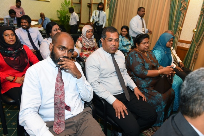 26 ޖަނަވަރީ 2016: ރައީސުލްޖުމްހޫރިއްޔާ، ރަން ދިހަފަހެއް ނޫޓް ސީރީޒް ދައުރުކުރުން ރަސްމީކޮށް އިފްތިތާޙުކޮށްދެއްވުން. ރާއްޖޭގެ އާ ނޫޓް ސީރީޒްގައި ހިމެނެނި 10 ރުފިޔާއާއި، 20 ރުފިޔާއާއި، 50 ރުފިޔާއާއި، 100 ރުފިޔާއާއި، 500 ރުފިޔާއާއި، 1000 ރުފިޔާ -- ފޮޓޯ: ރައީސް އޮފީސް