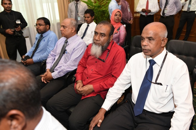 26 ޖަނަވަރީ 2016: ރައީސުލްޖުމްހޫރިއްޔާ، ރަން ދިހަފަހެއް ނޫޓް ސީރީޒް ދައުރުކުރުން ރަސްމީކޮށް އިފްތިތާޙުކޮށްދެއްވުން. ރާއްޖޭގެ އާ ނޫޓް ސީރީޒްގައި ހިމެނެނި 10 ރުފިޔާއާއި، 20 ރުފިޔާއާއި، 50 ރުފިޔާއާއި، 100 ރުފިޔާއާއި، 500 ރުފިޔާއާއި، 1000 ރުފިޔާ -- ފޮޓޯ: ރައީސް އޮފީސް