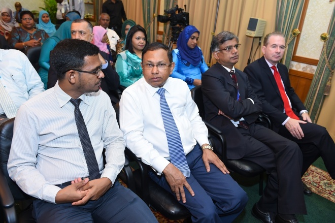 26 ޖަނަވަރީ 2016: ރައީސުލްޖުމްހޫރިއްޔާ، ރަން ދިހަފަހެއް ނޫޓް ސީރީޒް ދައުރުކުރުން ރަސްމީކޮށް އިފްތިތާޙުކޮށްދެއްވުން. ރާއްޖޭގެ އާ ނޫޓް ސީރީޒްގައި ހިމެނެނި 10 ރުފިޔާއާއި، 20 ރުފިޔާއާއި، 50 ރުފިޔާއާއި، 100 ރުފިޔާއާއި، 500 ރުފިޔާއާއި، 1000 ރުފިޔާ -- ފޮޓޯ: ރައީސް އޮފީސް