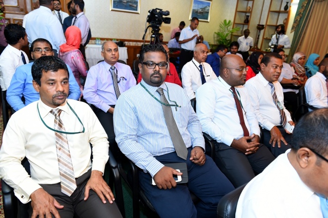 26 ޖަނަވަރީ 2016: ރައީސުލްޖުމްހޫރިއްޔާ، ރަން ދިހަފަހެއް ނޫޓް ސީރީޒް ދައުރުކުރުން ރަސްމީކޮށް އިފްތިތާޙުކޮށްދެއްވުން. ރާއްޖޭގެ އާ ނޫޓް ސީރީޒްގައި ހިމެނެނި 10 ރުފިޔާއާއި، 20 ރުފިޔާއާއި، 50 ރުފިޔާއާއި، 100 ރުފިޔާއާއި، 500 ރުފިޔާއާއި، 1000 ރުފިޔާ -- ފޮޓޯ: ރައީސް އޮފީސް