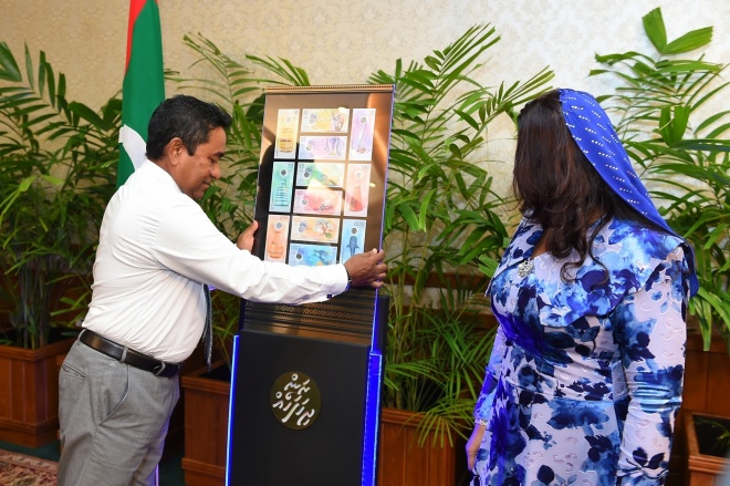 26 ޖަނަވަރީ 2016: ރައީސުލްޖުމްހޫރިއްޔާ، ރަން ދިހަފަހެއް ނޫޓް ސީރީޒް ދައުރުކުރުން ރަސްމީކޮށް އިފްތިތާޙުކޮށްދެއްވުން. ރާއްޖޭގެ އާ ނޫޓް ސީރީޒްގައި ހިމެނެނި 10 ރުފިޔާއާއި، 20 ރުފިޔާއާއި، 50 ރުފިޔާއާއި، 100 ރުފިޔާއާއި، 500 ރުފިޔާއާއި، 1000 ރުފިޔާ -- ފޮޓޯ: ރައީސް އޮފީސް