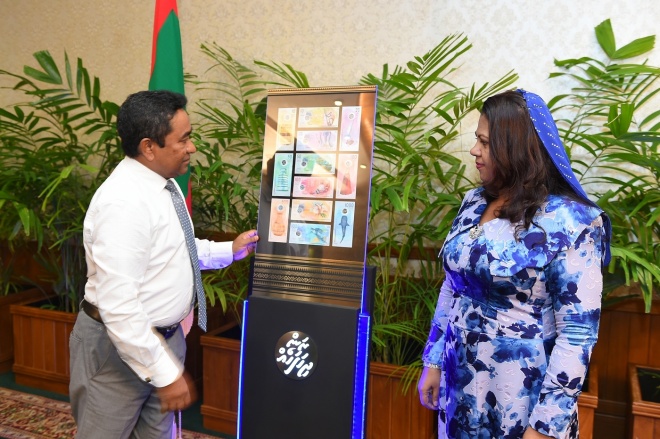 26 ޖަނަވަރީ 2016: ރައީސުލްޖުމްހޫރިއްޔާ، ރަން ދިހަފަހެއް ނޫޓް ސީރީޒް ދައުރުކުރުން ރަސްމީކޮށް އިފްތިތާޙުކޮށްދެއްވުން. ރާއްޖޭގެ އާ ނޫޓް ސީރީޒްގައި ހިމެނެނި 10 ރުފިޔާއާއި، 20 ރުފިޔާއާއި، 50 ރުފިޔާއާއި، 100 ރުފިޔާއާއި، 500 ރުފިޔާއާއި، 1000 ރުފިޔާ -- ފޮޓޯ: ރައީސް އޮފީސް