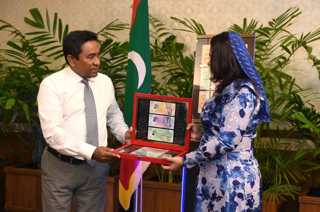 26 ޖަނަވަރީ 2016: ރައީސުލްޖުމްހޫރިއްޔާ، ރަން ދިހަފަހެއް ނޫޓް ސީރީޒް ދައުރުކުރުން ރަސްމީކޮށް އިފްތިތާޙުކޮށްދެއްވުން. ރާއްޖޭގެ އާ ނޫޓް ސީރީޒްގައި ހިމެނެނި 10 ރުފިޔާއާއި، 20 ރުފިޔާއާއި، 50 ރުފިޔާއާއި، 100 ރުފިޔާއާއި، 500 ރުފިޔާއާއި، 1000 ރުފިޔާ -- ފޮޓޯ: ރައީސް އޮފީސް