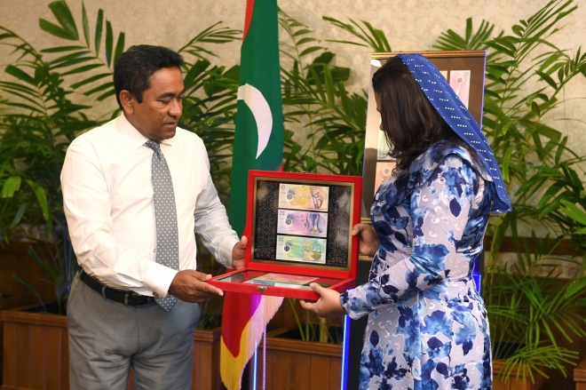 26 ޖަނަވަރީ 2016: ރައީސުލްޖުމްހޫރިއްޔާ، ރަން ދިހަފަހެއް ނޫޓް ސީރީޒް ދައުރުކުރުން ރަސްމީކޮށް އިފްތިތާޙުކޮށްދެއްވުން. ރާއްޖޭގެ އާ ނޫޓް ސީރީޒްގައި ހިމެނެނި 10 ރުފިޔާއާއި، 20 ރުފިޔާއާއި، 50 ރުފިޔާއާއި، 100 ރުފިޔާއާއި، 500 ރުފިޔާއާއި، 1000 ރުފިޔާ -- ފޮޓޯ: ރައީސް އޮފީސް