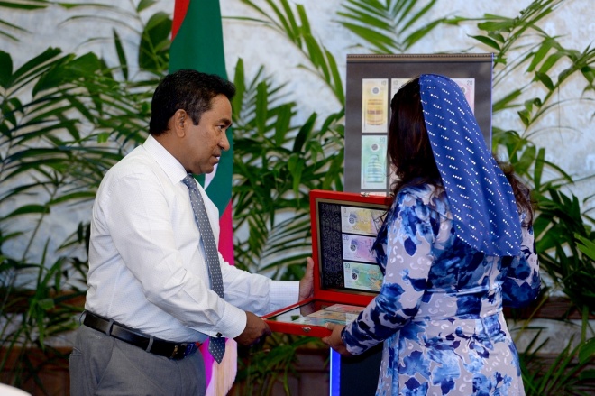 26 ޖަނަވަރީ 2016: ރައީސުލްޖުމްހޫރިއްޔާ، ރަން ދިހަފަހެއް ނޫޓް ސީރީޒް ދައުރުކުރުން ރަސްމީކޮށް އިފްތިތާޙުކޮށްދެއްވުން. ރާއްޖޭގެ އާ ނޫޓް ސީރީޒްގައި ހިމެނެނި 10 ރުފިޔާއާއި، 20 ރުފިޔާއާއި، 50 ރުފިޔާއާއި، 100 ރުފިޔާއާއި، 500 ރުފިޔާއާއި، 1000 ރުފިޔާ -- ފޮޓޯ: ރައީސް އޮފީސް