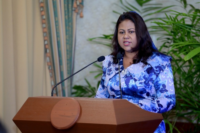 26 ޖަނަވަރީ 2016: ރައީސުލްޖުމްހޫރިއްޔާ، ރަން ދިހަފަހެއް ނޫޓް ސީރީޒް ދައުރުކުރުން ރަސްމީކޮށް އިފްތިތާޙުކޮށްދެއްވުން. ރާއްޖޭގެ އާ ނޫޓް ސީރީޒްގައި ހިމެނެނި 10 ރުފިޔާއާއި، 20 ރުފިޔާއާއި، 50 ރުފިޔާއާއި، 100 ރުފިޔާއާއި، 500 ރުފިޔާއާއި، 1000 ރުފިޔާ -- ފޮޓޯ: ރައީސް އޮފީސް