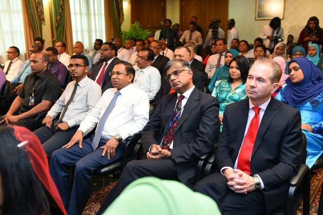 26 ޖަނަވަރީ 2016: ރައީސުލްޖުމްހޫރިއްޔާ، ރަން ދިހަފަހެއް ނޫޓް ސީރީޒް ދައުރުކުރުން ރަސްމީކޮށް އިފްތިތާޙުކޮށްދެއްވުން. ރާއްޖޭގެ އާ ނޫޓް ސީރީޒްގައި ހިމެނެނި 10 ރުފިޔާއާއި، 20 ރުފިޔާއާއި، 50 ރުފިޔާއާއި، 100 ރުފިޔާއާއި، 500 ރުފިޔާއާއި، 1000 ރުފިޔާ -- ފޮޓޯ: ރައީސް އޮފީސް