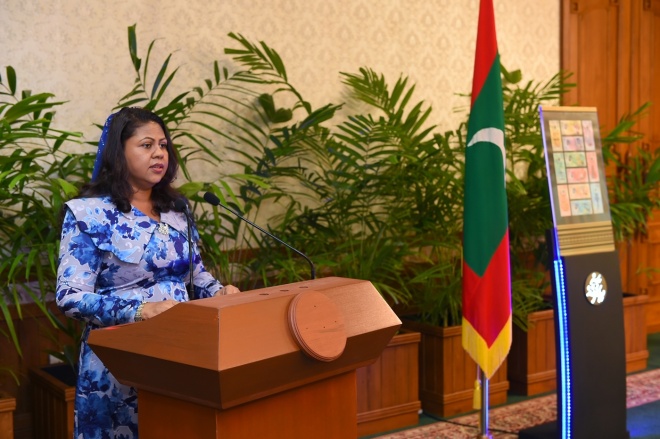 26 ޖަނަވަރީ 2016: ރައީސުލްޖުމްހޫރިއްޔާ، ރަން ދިހަފަހެއް ނޫޓް ސީރީޒް ދައުރުކުރުން ރަސްމީކޮށް އިފްތިތާޙުކޮށްދެއްވުން. ރާއްޖޭގެ އާ ނޫޓް ސީރީޒްގައި ހިމެނެނި 10 ރުފިޔާއާއި، 20 ރުފިޔާއާއި، 50 ރުފިޔާއާއި، 100 ރުފިޔާއާއި، 500 ރުފިޔާއާއި، 1000 ރުފިޔާ -- ފޮޓޯ: ރައީސް އޮފީސް