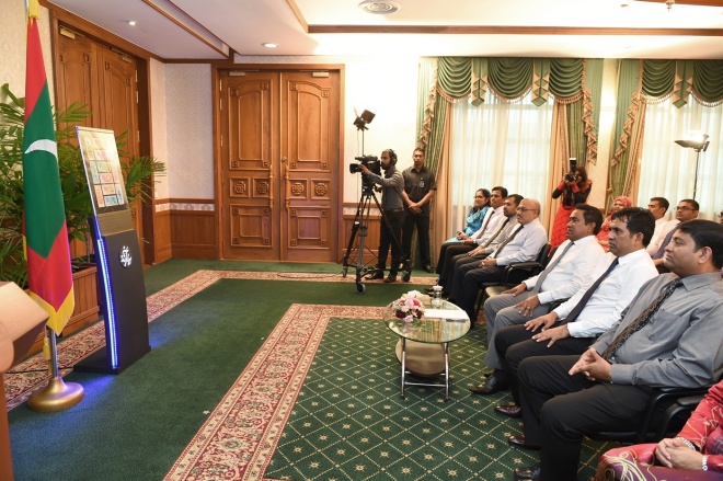 26 ޖަނަވަރީ 2016: ރައީސުލްޖުމްހޫރިއްޔާ، ރަން ދިހަފަހެއް ނޫޓް ސީރީޒް ދައުރުކުރުން ރަސްމީކޮށް އިފްތިތާޙުކޮށްދެއްވުން. ރާއްޖޭގެ އާ ނޫޓް ސީރީޒްގައި ހިމެނެނި 10 ރުފިޔާއާއި، 20 ރުފިޔާއާއި، 50 ރުފިޔާއާއި، 100 ރުފިޔާއާއި، 500 ރުފިޔާއާއި، 1000 ރުފިޔާ -- ފޮޓޯ: ރައީސް އޮފީސް