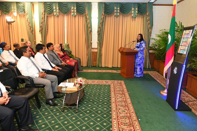 26 ޖަނަވަރީ 2016: ރައީސުލްޖުމްހޫރިއްޔާ، ރަން ދިހަފަހެއް ނޫޓް ސީރީޒް ދައުރުކުރުން ރަސްމީކޮށް އިފްތިތާޙުކޮށްދެއްވުން. ރާއްޖޭގެ އާ ނޫޓް ސީރީޒްގައި ހިމެނެނި 10 ރުފިޔާއާއި، 20 ރުފިޔާއާއި، 50 ރުފިޔާއާއި، 100 ރުފިޔާއާއި، 500 ރުފިޔާއާއި، 1000 ރުފިޔާ -- ފޮޓޯ: ރައީސް އޮފީސް