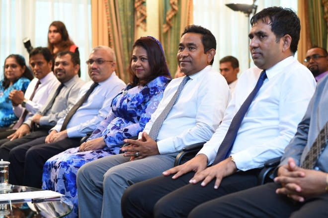 26 ޖަނަވަރީ 2016: ރައީސުލްޖުމްހޫރިއްޔާ، ރަން ދިހަފަހެއް ނޫޓް ސީރީޒް ދައުރުކުރުން ރަސްމީކޮށް އިފްތިތާޙުކޮށްދެއްވުން. ރާއްޖޭގެ އާ ނޫޓް ސީރީޒްގައި ހިމެނެނި 10 ރުފިޔާއާއި، 20 ރުފިޔާއާއި، 50 ރުފިޔާއާއި، 100 ރުފިޔާއާއި، 500 ރުފިޔާއާއި، 1000 ރުފިޔާ -- ފޮޓޯ: ރައީސް އޮފީސް