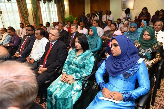 26 ޖަނަވަރީ 2016: ރައީސުލްޖުމްހޫރިއްޔާ، ރަން ދިހަފަހެއް ނޫޓް ސީރީޒް ދައުރުކުރުން ރަސްމީކޮށް އިފްތިތާޙުކޮށްދެއްވުން. ރާއްޖޭގެ އާ ނޫޓް ސީރީޒްގައި ހިމެނެނި 10 ރުފިޔާއާއި، 20 ރުފިޔާއާއި، 50 ރުފިޔާއާއި، 100 ރުފިޔާއާއި، 500 ރުފިޔާއާއި، 1000 ރުފިޔާ -- ފޮޓޯ: ރައީސް އޮފީސް