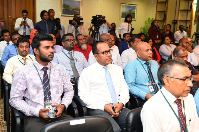 26 ޖަނަވަރީ 2016: ރައީސުލްޖުމްހޫރިއްޔާ، ރަން ދިހަފަހެއް ނޫޓް ސީރީޒް ދައުރުކުރުން ރަސްމީކޮށް އިފްތިތާޙުކޮށްދެއްވުން. ރާއްޖޭގެ އާ ނޫޓް ސީރީޒްގައި ހިމެނެނި 10 ރުފިޔާއާއި، 20 ރުފިޔާއާއި، 50 ރުފިޔާއާއި، 100 ރުފިޔާއާއި، 500 ރުފިޔާއާއި، 1000 ރުފިޔާ -- ފޮޓޯ: ރައީސް އޮފީސް