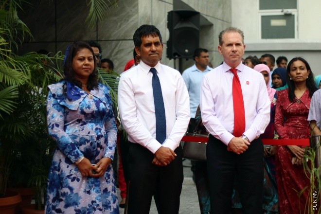 ޖެނުވަރީ 26، 2016: ބީއެމްއެލްގެ ދިހަވަނަ ސެލްފް ސާވިސް އޭޓީއެމް ޔުނިޓް އައިޖީއެމްއެޗު ގައި ހުޅުވުމަށް ބޭއްވި ރަސްމިއްޔާތުގެ ތެރެއިން --- ސަން ފޮޓޯ/ ޔޫސުފް ސޮފްވާން