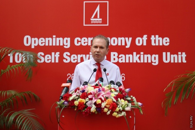 ޖެނުވަރީ 26، 2016: ބީއެމްއެލްގެ ދިހަވަނަ ސެލްފް ސާވިސް އޭޓީއެމް ޔުނިޓް އައިޖީއެމްއެޗު ގައި ހުޅުވުމަށް ބޭއްވި ރަސްމިއްޔާތުގެ ތެރެއިން --- ސަން ފޮޓޯ/ ޔޫސުފް ސޮފްވާން