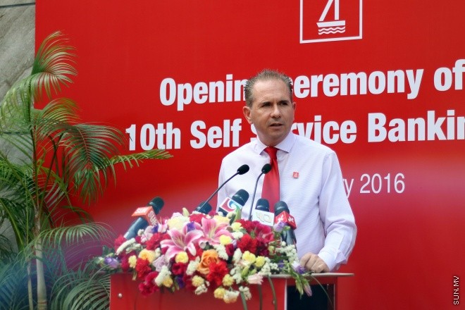 ޖެނުވަރީ 26، 2016: ބީއެމްއެލްގެ ދިހަވަނަ ސެލްފް ސާވިސް އޭޓީއެމް ޔުނިޓް އައިޖީއެމްއެޗު ގައި ހުޅުވުމަށް ބޭއްވި ރަސްމިއްޔާތުގެ ތެރެއިން --- ސަން ފޮޓޯ/ ޔޫސުފް ސޮފްވާން