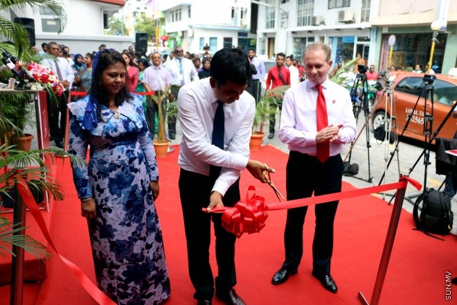 ޖެނުވަރީ 26، 2016: ބީއެމްއެލްގެ ދިހަވަނަ ސެލްފް ސާވިސް އޭޓީއެމް ޔުނިޓް އައިޖީއެމްއެޗު ގައި ހުޅުވުމަށް ބޭއްވި ރަސްމިއްޔާތުގެ ތެރެއިން --- ސަން ފޮޓޯ/ ޔޫސުފް ސޮފްވާން