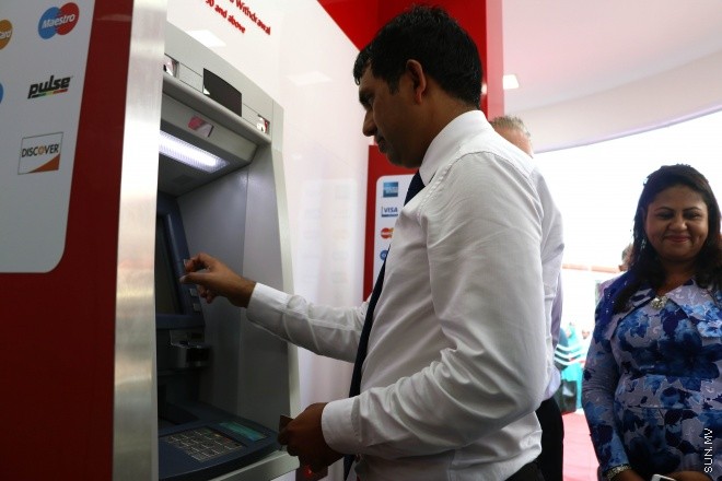 ޖެނުވަރީ 26، 2016: ބީއެމްއެލްގެ ދިހަވަނަ ސެލްފް ސާވިސް އޭޓީއެމް ޔުނިޓް އައިޖީއެމްއެޗު ގައި ހުޅުވުމަށް ބޭއްވި ރަސްމިއްޔާތުގެ ތެރެއިން --- ސަން ފޮޓޯ/ ޔޫސުފް ސޮފްވާން