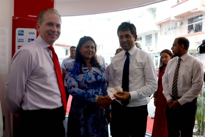 ޖެނުވަރީ 26، 2016: ބީއެމްއެލްގެ ދިހަވަނަ ސެލްފް ސާވިސް އޭޓީއެމް ޔުނިޓް އައިޖީއެމްއެޗު ގައި ހުޅުވުމަށް ބޭއްވި ރަސްމިއްޔާތުގެ ތެރެއިން --- ސަން ފޮޓޯ/ ޔޫސުފް ސޮފްވާން