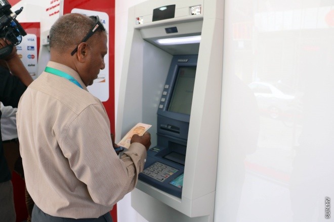 ޖެނުވަރީ 26، 2016: ބީއެމްއެލްގެ ދިހަވަނަ ސެލްފް ސާވިސް އޭޓީއެމް ޔުނިޓް އައިޖީއެމްއެޗު ގައި ހުޅުވުމަށް ބޭއްވި ރަސްމިއްޔާތުގެ ތެރެއިން --- ސަން ފޮޓޯ/ ޔޫސުފް ސޮފްވާން