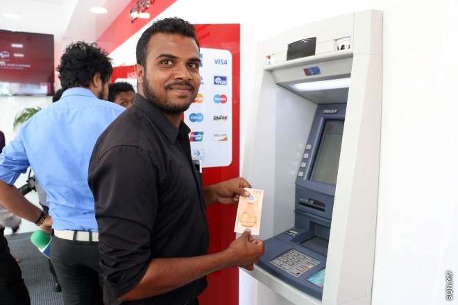 ޖެނުވަރީ 26، 2016: ބީއެމްއެލްގެ ދިހަވަނަ ސެލްފް ސާވިސް އޭޓީއެމް ޔުނިޓް އައިޖީއެމްއެޗު ގައި ހުޅުވުމަށް ބޭއްވި ރަސްމިއްޔާތުގެ ތެރެއިން --- ސަން ފޮޓޯ/ ޔޫސުފް ސޮފްވާން