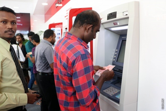 ޖެނުވަރީ 26، 2016: ބީއެމްއެލްގެ ދިހަވަނަ ސެލްފް ސާވިސް އޭޓީއެމް ޔުނިޓް އައިޖީއެމްއެޗު ގައި ހުޅުވުމަށް ބޭއްވި ރަސްމިއްޔާތުގެ ތެރެއިން --- ސަން ފޮޓޯ/ ޔޫސުފް ސޮފްވާން