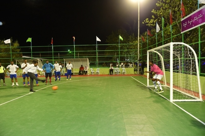 ފެބްރުއަރީ 23، 2016:މަހިބަދޫ ފުޓްސެލް ދަނޑު ހުޅުވުމުގެ ރަސްމިއްޔާތުގެ ތެރެއިން--ފޮޓޯ: ރައީސް އޮފީސް