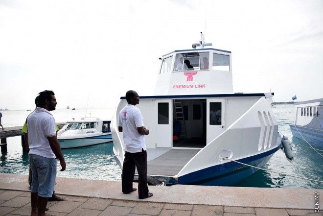 މާޗް، 4، 2016: އެމްޓީސީސީގެ "ޕްރިމިއަމް ލިންކް" ގެ ނަމުގައި މާލެއާ ހުޅުމާލެއާ ދެމެދު އޭސީ ފެރީގެ ހިދުމަތާއި އެ ފެރީގެ ފަސިންޖަރުންނަށް ހާއްސަކުރެވިފައިވާ ލައުންޖު ހުޅުވުމަށް ބޭއްވި ރަސްމިއްޔާތުގެ ތެރެއިން -- ސަން ފޮޓޯ/ ފަޔާޒު މޫސާ