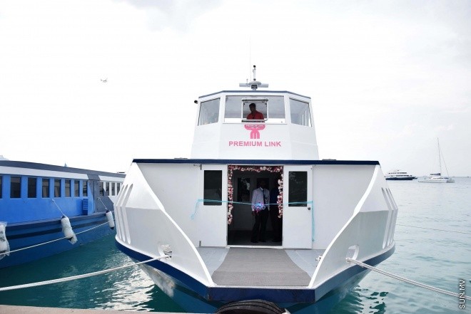 މާޗް، 4، 2016: އެމްޓީސީސީގެ "ޕްރިމިއަމް ލިންކް" ގެ ނަމުގައި މާލެއާ ހުޅުމާލެއާ ދެމެދު އޭސީ ފެރީގެ ހިދުމަތާއި އެ ފެރީގެ ފަސިންޖަރުންނަށް ހާއްސަކުރެވިފައިވާ ލައުންޖު ހުޅުވުމަށް ބޭއްވި ރަސްމިއްޔާތުގެ ތެރެއިން -- ސަން ފޮޓޯ/ ފަޔާޒު މޫސާ