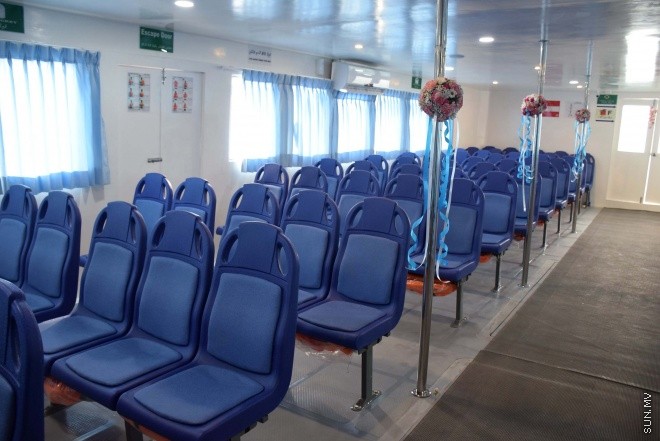 މާޗް، 4، 2016: އެމްޓީސީސީގެ "ޕްރިމިއަމް ލިންކް" ގެ ނަމުގައި މާލެއާ ހުޅުމާލެއާ ދެމެދު އޭސީ ފެރީގެ ހިދުމަތާއި އެ ފެރީގެ ފަސިންޖަރުންނަށް ހާއްސަކުރެވިފައިވާ ލައުންޖު ހުޅުވުމަށް ބޭއްވި ރަސްމިއްޔާތުގެ ތެރެއިން -- ސަން ފޮޓޯ/ ފަޔާޒު މޫސާ