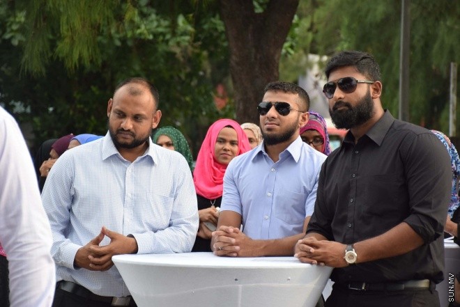 މާޗް، 4، 2016: އެމްޓީސީސީގެ "ޕްރިމިއަމް ލިންކް" ގެ ނަމުގައި މާލެއާ ހުޅުމާލެއާ ދެމެދު އޭސީ ފެރީގެ ހިދުމަތާއި އެ ފެރީގެ ފަސިންޖަރުންނަށް ހާއްސަކުރެވިފައިވާ ލައުންޖު ހުޅުވުމަށް ބޭއްވި ރަސްމިއްޔާތުގެ ތެރެއިން -- ސަން ފޮޓޯ/ ފަޔާޒު މޫސާ