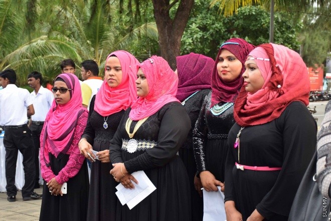 މާޗް، 4، 2016: އެމްޓީސީސީގެ "ޕްރިމިއަމް ލިންކް" ގެ ނަމުގައި މާލެއާ ހުޅުމާލެއާ ދެމެދު އޭސީ ފެރީގެ ހިދުމަތާއި އެ ފެރީގެ ފަސިންޖަރުންނަށް ހާއްސަކުރެވިފައިވާ ލައުންޖު ހުޅުވުމަށް ބޭއްވި ރަސްމިއްޔާތުގެ ތެރެއިން -- ސަން ފޮޓޯ/ ފަޔާޒު މޫސާ