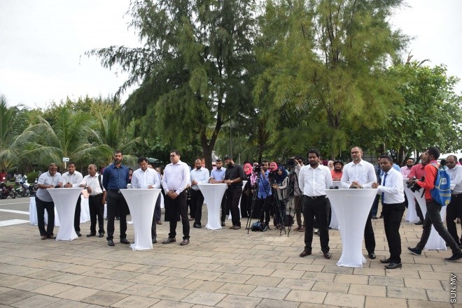 މާޗް، 4، 2016: އެމްޓީސީސީގެ "ޕްރިމިއަމް ލިންކް" ގެ ނަމުގައި މާލެއާ ހުޅުމާލެއާ ދެމެދު އޭސީ ފެރީގެ ހިދުމަތާއި އެ ފެރީގެ ފަސިންޖަރުންނަށް ހާއްސަކުރެވިފައިވާ ލައުންޖު ހުޅުވުމަށް ބޭއްވި ރަސްމިއްޔާތުގެ ތެރެއިން -- ސަން ފޮޓޯ/ ފަޔާޒު މޫސާ