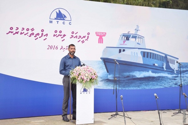 މާޗް، 4، 2016: އެމްޓީސީސީގެ "ޕްރިމިއަމް ލިންކް" ގެ ނަމުގައި މާލެއާ ހުޅުމާލެއާ ދެމެދު އޭސީ ފެރީގެ ހިދުމަތާއި އެ ފެރީގެ ފަސިންޖަރުންނަށް ހާއްސަކުރެވިފައިވާ ލައުންޖު ހުޅުވުމަށް ބޭއްވި ރަސްމިއްޔާތުގެ ތެރެއިން -- ސަން ފޮޓޯ/ ފަޔާޒު މޫސާ