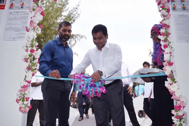 މާޗް، 4، 2016: އެމްޓީސީސީގެ "ޕްރިމިއަމް ލިންކް" ގެ ނަމުގައި މާލެއާ ހުޅުމާލެއާ ދެމެދު އޭސީ ފެރީގެ ހިދުމަތާއި އެ ފެރީގެ ފަސިންޖަރުންނަށް ހާއްސަކުރެވިފައިވާ ލައުންޖު ހުޅުވުމަށް ބޭއްވި ރަސްމިއްޔާތުގެ ތެރެއިން -- ސަން ފޮޓޯ/ ފަޔާޒު މޫސާ